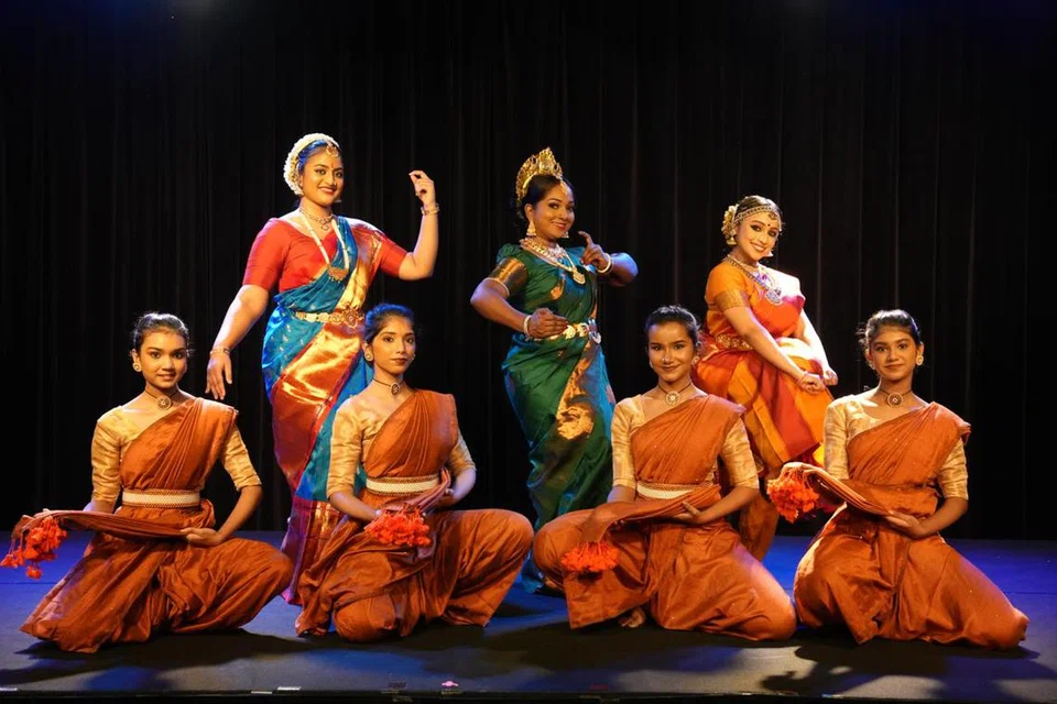 நெசவு நாட்டியத்தை அரங்கேற்றிய ஏழு நடனக் கலைஞர்கள்.