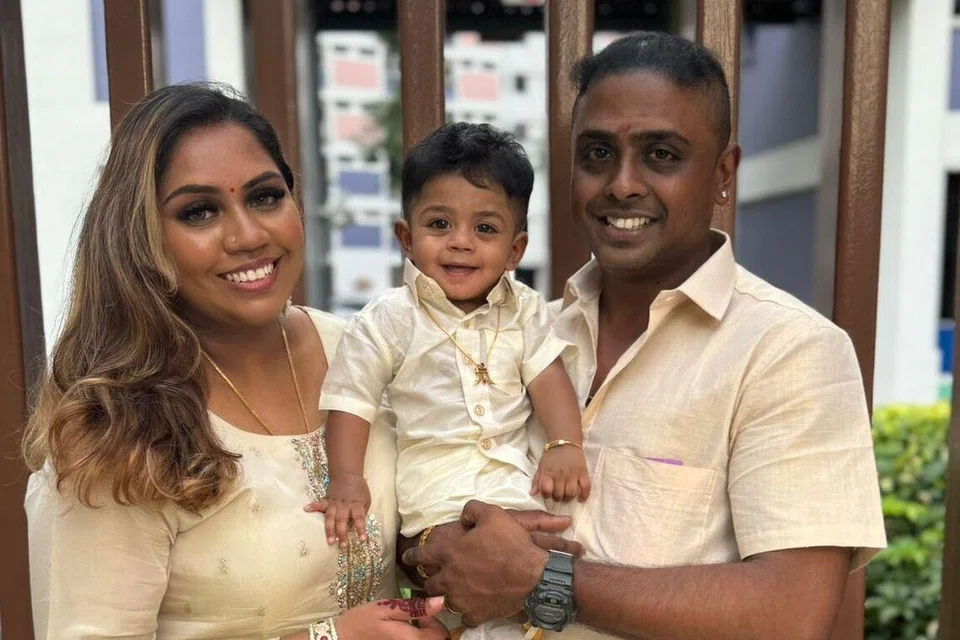 
தமது 13 மாத ஆண் குழந்தையுடனும் கணவருடனும் நந்தினி, 30.