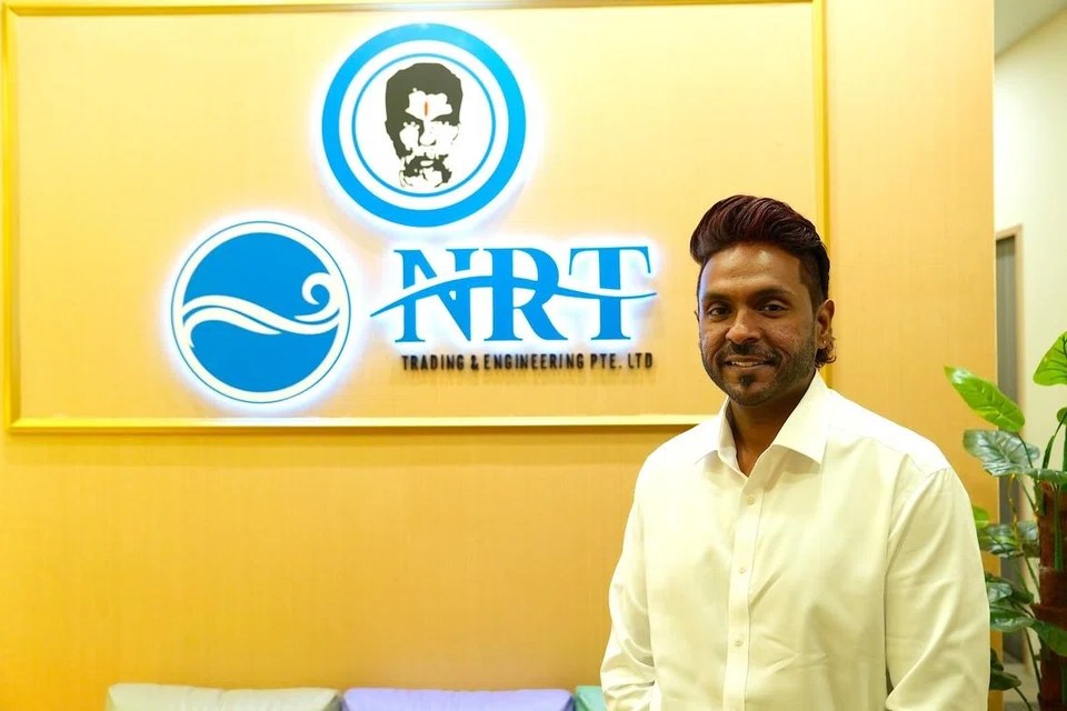 நிறுவனச் சின்னத்திலேயே சக்திவேலன் நடராஜா, 39, தம் தந்தையை இடம்பெறச் செய்திருக்கிறார்.