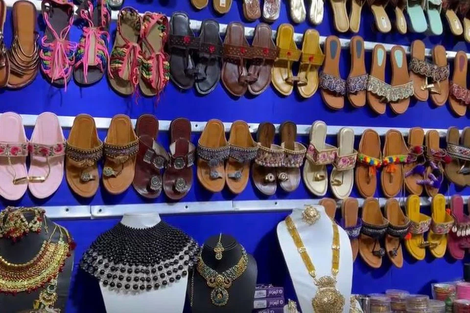 தீபாவளிக்குப் புதிதாக வந்துள்ள பெண்களுடைய செருப்பு வகைகள்.