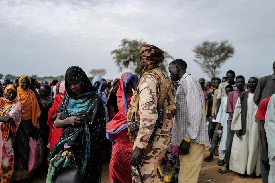 உணவுக்காகக் காத்துநின்ற சூடானியர்கள். 