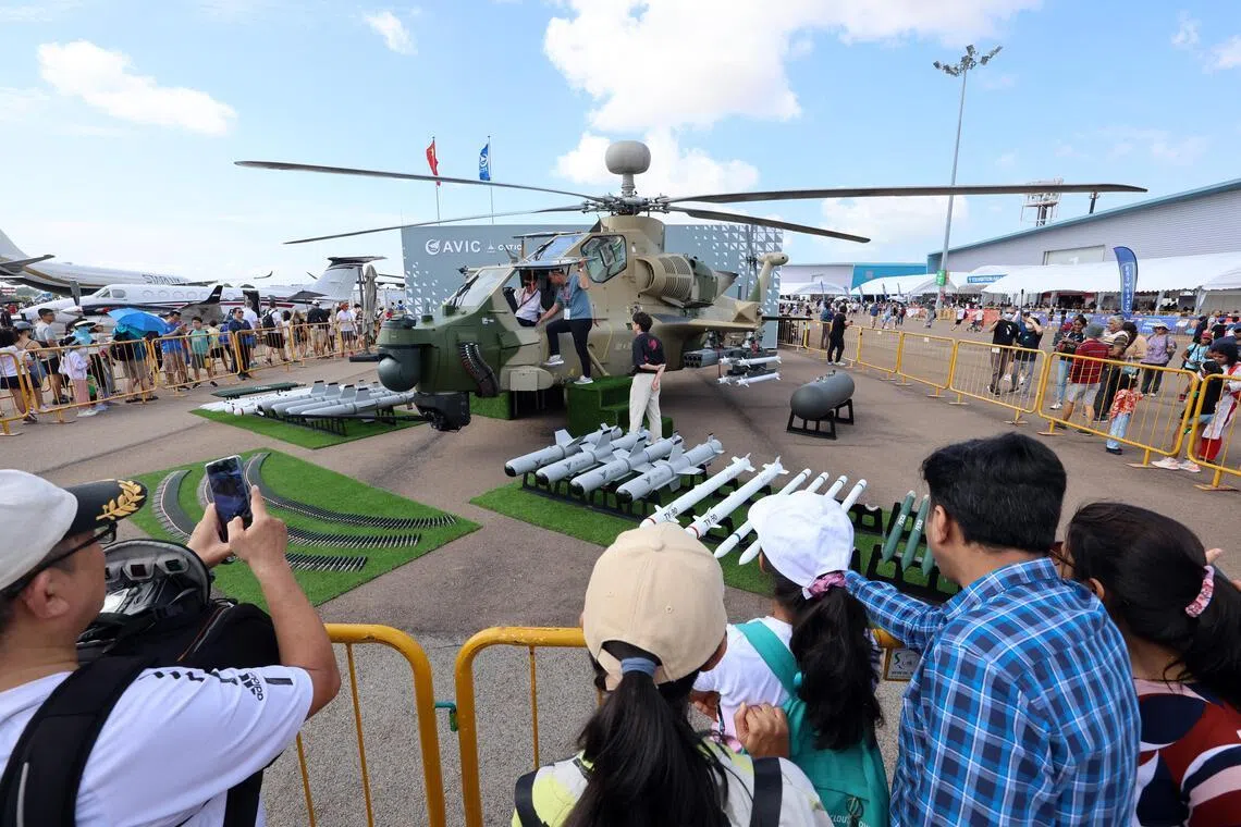 சிங்கப்பூர் விமானக் கண்காட்சி 2026: சாலைகள் மூடல், பொதுப் போக்குவரத்தில் மாற்றம்