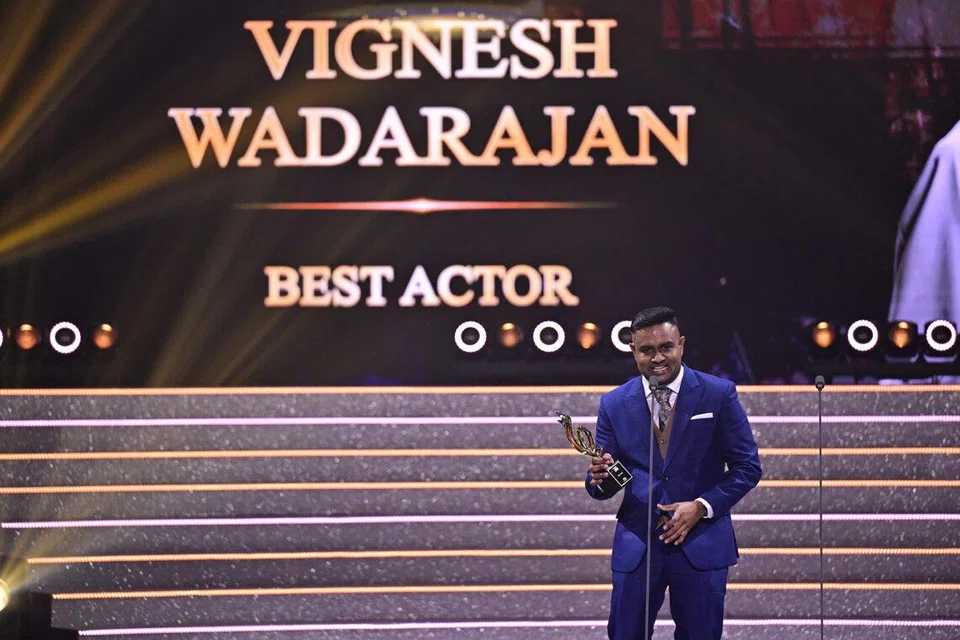 தாம் நீண்ட நாளாக ஆசைப்பட்ட விருதைக் கையிலேந்திய மகிழ்ச்சியில் விக்னேஷ் வரதராஜன். 