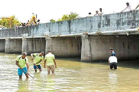தீயணைப்பு நிலைய வீரர்கள் மாலை 6 மணி வரை தீவிர தேடுதல் வேட்டையில் ஈடுபட்டனர். ஆனாலும் நகை கிடைக்கவில்லை.