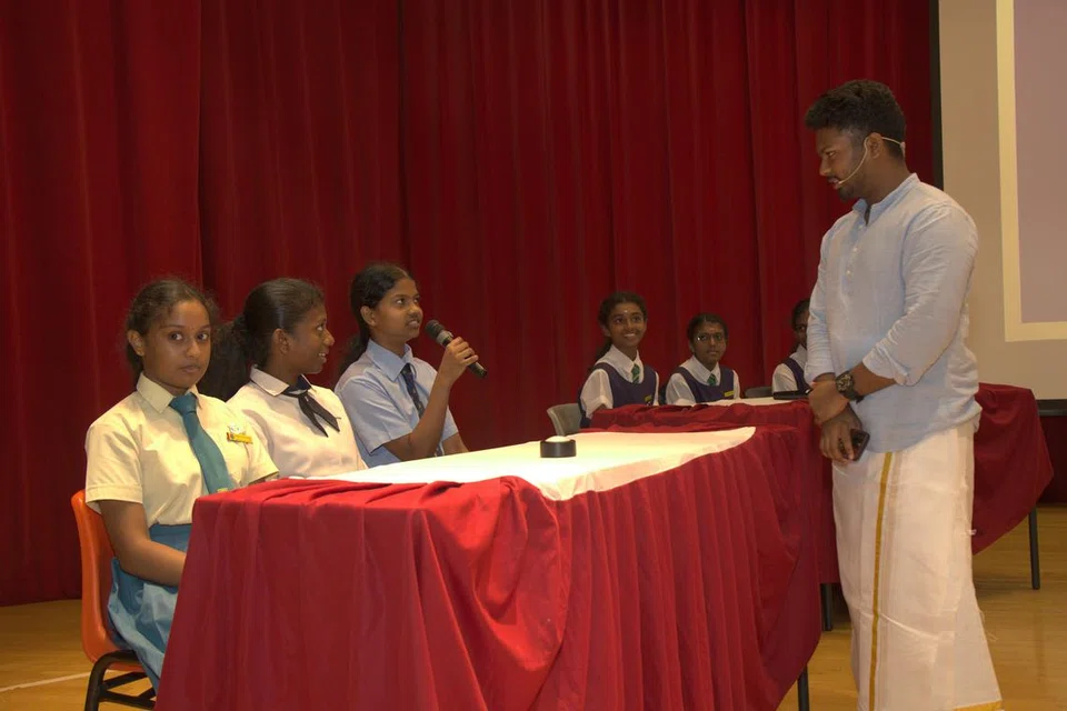 உயர்­நி­லைப்­பள்ளி மாணவர்கள் பிரிவில் பங்கேற்றோர்.
