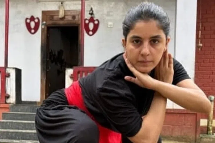 களரிப் பயிற்சியில் ஈடுபட்டுள்ள இஷா தல்வர்