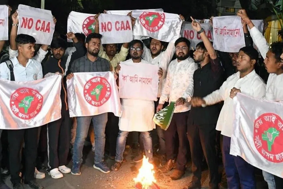 அசாம் மாநிலத்தில் காங்கிரஸ் உட்பட 16 கட்சிகளும், மாணவர் அமைப்புகளும் இன்று முழு அடைப்பு போராட்டத்தை முன்னெடுத்திருக்கின்றன. டெல்லி ஜாமியா மில்லியா இஸ்லாமியா பல்கலைக்கழகத்தில் இந்த சட்டத்தை எதிர்த்து மாணவர்கள் போராட்டத்தை தொடங்கியுள்ளனர்.