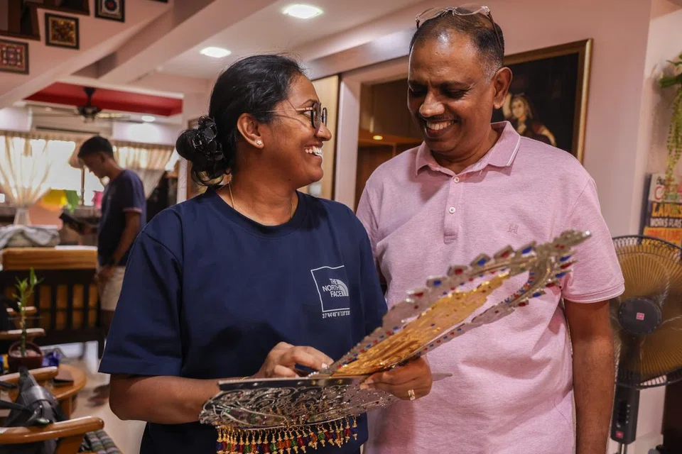 குடும்பத்துடன் தைப்பூசத் திருவிழாவிற்குத் தயாராகும் கதிரேசன். 