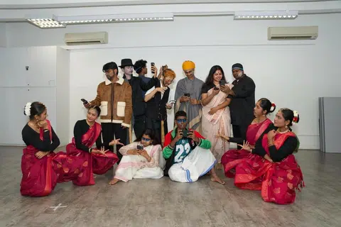 மகாபாரதத்தை தொழில்நுட்ப உலகுக்கு அழைத்துச் செல்லும் ‘பாலபாரதம் 2’ நாடகம், நவம்பர் 14, 15 தேதிகளில் இரவு 7.30 மணிக்கு குட்மேன் ஆர்ட்ஸ் சென்டரில் மேடையேறும்.