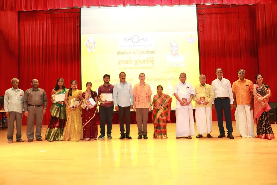 பட்டிமன்றப் பேச்சாளர்கள், தமிழ்ப் பட்டிமன்றக் கலைக் கழகம் சிங்கப்பூர் செயற்குழுவினருடன் சிறப்பு விருந்தினரான இணைப் பேராசிரியர் முகம்மது ஃபைஷல் இப்ராஹிம். செயற்குழுவின் ஆலோசகர் முனைவர் ராஜி ஶ்ரீநிவாசன் (வலக்கோடி) நிகழ்ச்சி நெறியாளராகச் செயல்பட்டார்.