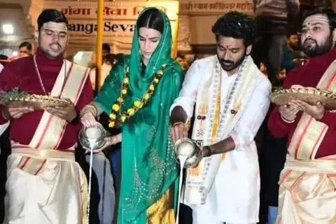 காசியில் சிறப்பு பூசை செய்த தனுஷ், கிரித்தி சனோன்.