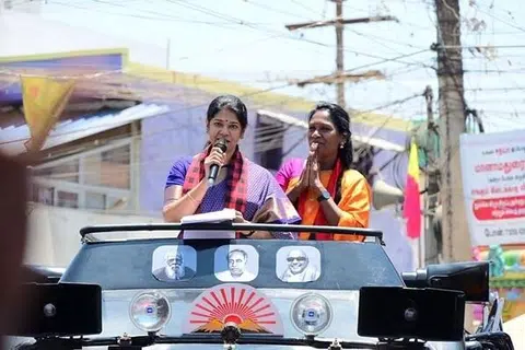 மானாமதுரை தொகுதி திமுக வேட்பாளர் தமிழரசி ரவிக்குமாருக்கு ஆதரவு தெரிவித்துப் பிரசாரம் மேற்கொண்டார் கனிமொழி.