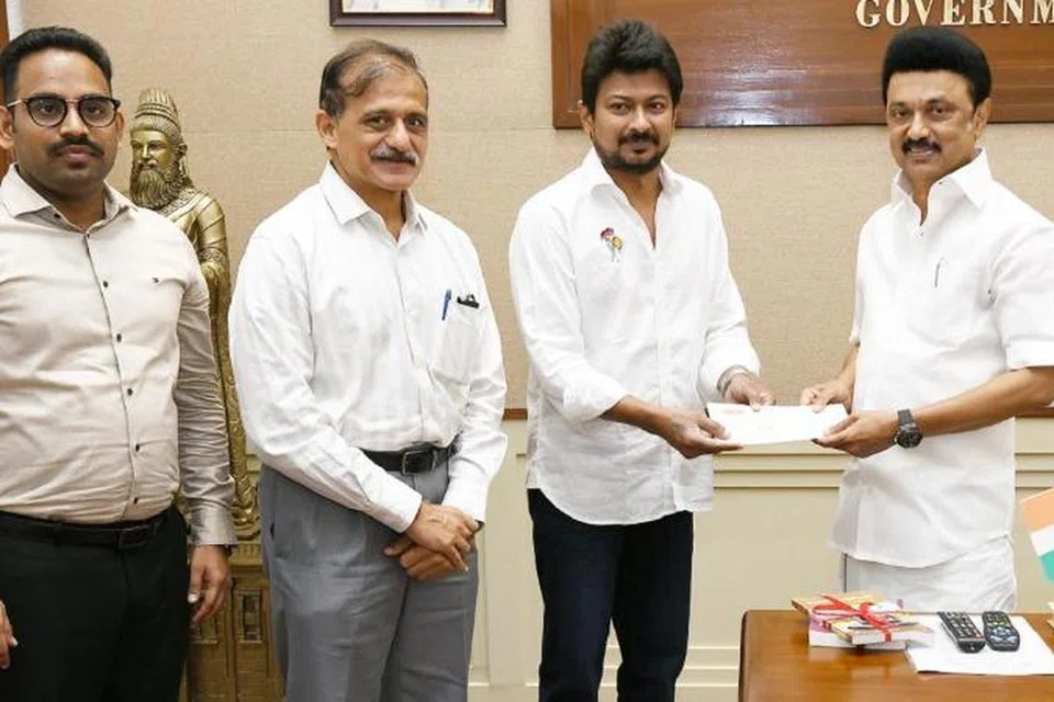 அமைச்சர் உதயநிதியிடம் அறக்கட்டளைக்கான சொந்த நிதியை வழங்கும் முதல்வர் ஸ்டாலின்.