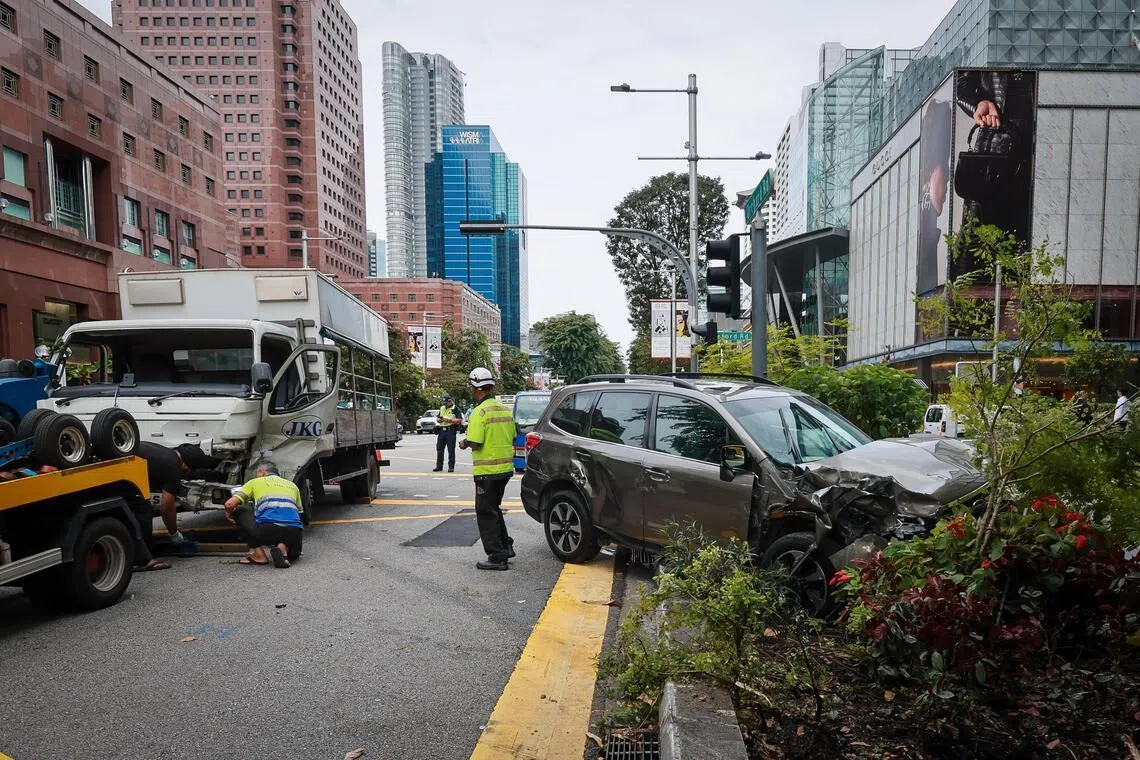 ஆர்ச்சர்ட் சாலையில் விபத்து; மருத்துவமனையில் 13 பேர் 