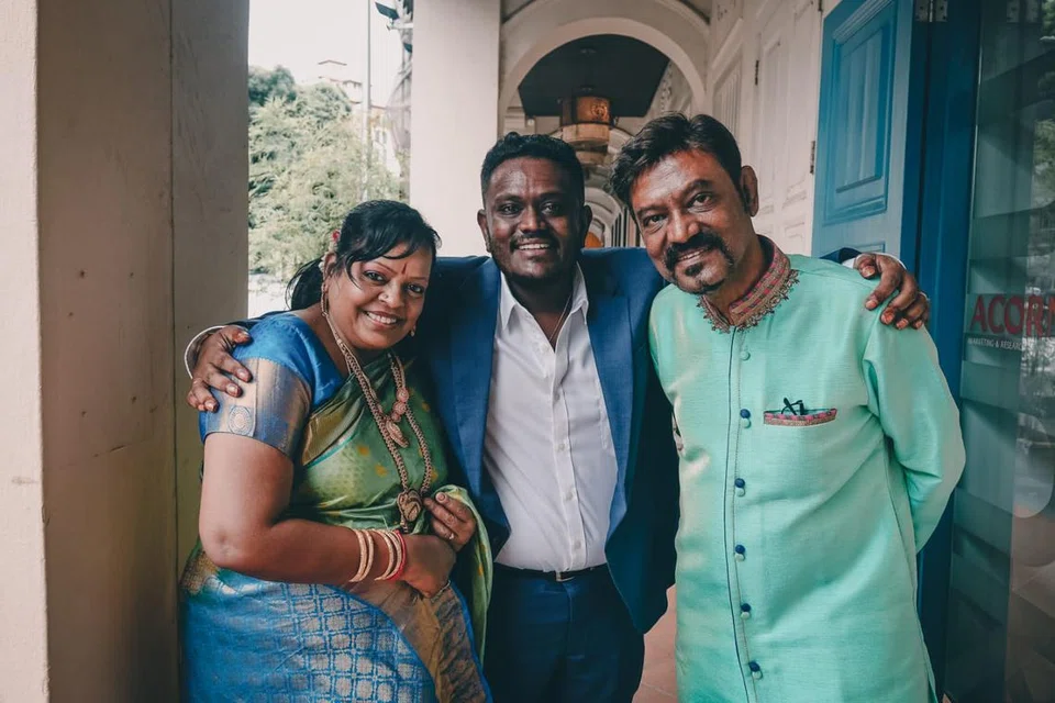 மகன் ராகவேந்திரன், மனைவி விஜயகுமாரியுடன் திரு கோபாலன்.