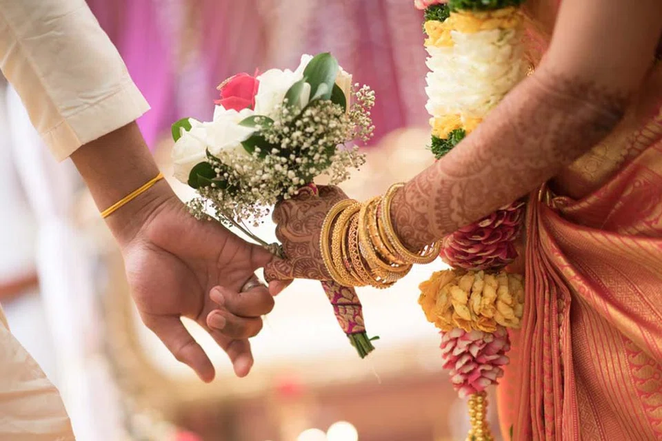 இணையவழித் திருமணப் பதிவு வசதி மூலம் புதுமணத் தம்பதியினரின் அலைச்சல் மிச்சமாகும் என்றும் மோசடித் திருமணங்கள் தடுக்கப்படும் என்றும் எதிர்பார்க்கப்படுகிறது.