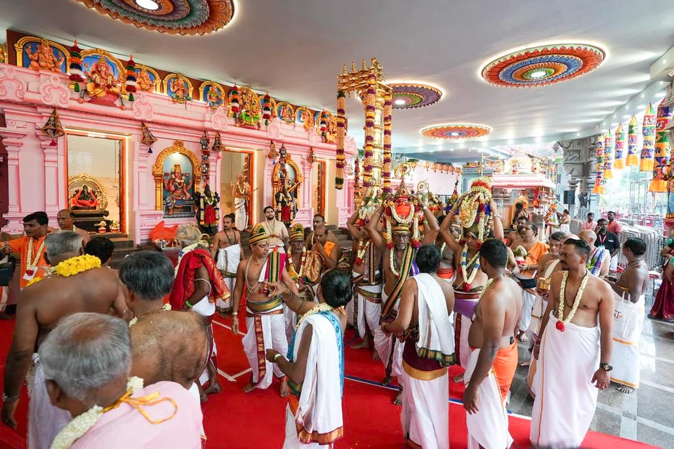 சிவஸ்ரீ டாக்டர் பிச்சை குருக்கள் தலைமையில் புனித நீர் கொண்ட கலசங்களைத் தலையில் சுமந்துவரும் சிவாச்சாரியார்கள்.