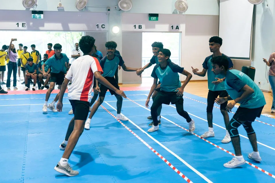 ஆண்களுக்கான பிரிவில் போட்டியிட்ட மாணவர்கள்.