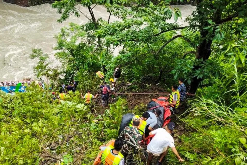 ஆற்றில் விழுந்த அந்தப் பேருந்து தலைநகர் காட்மாண்டுவிலிருந்து பொக்கரா என்ற இடத்துககு சென்றுகொண்டிருந்தது. 