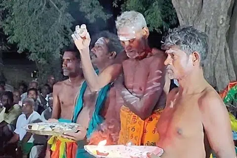 திருவெண்ணெய்நல்லூர் அடுத்த ஒட்டனந்தல் கிராமத்தில் முருகன் கோயில் வேலில் படைக்கப்பட்ட எலுமிச்சை பழம் ஏலம் விடும் நிகழ்ச்சி நடைபெற்றது.