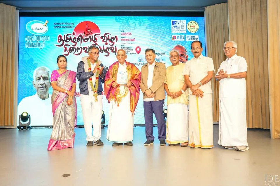 கவிமாலை அமைப்பின் ஏற்பாட்டில் நடைபெற்ற தமிழ்மொழி விழாவின் நிறைவு நிகழ்ச்சியில் மரபுக் கவிஞரும் கம்பராமாயண அறிஞருமான அ.கி. வரதராஜனுக்கு (இடமிருந்து மூன்றாமவர்) கணையாழி விருது வழங்கப்பட்டது.