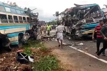 வேகமாக மோதியதில் நொறுங்கிய பேருந்துகள்.