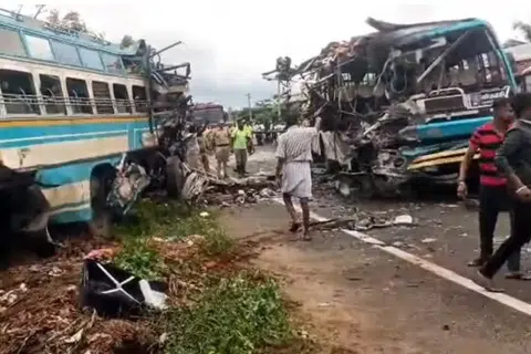 வேகமாக மோதியதில் நொறுங்கிய பேருந்துகள்.