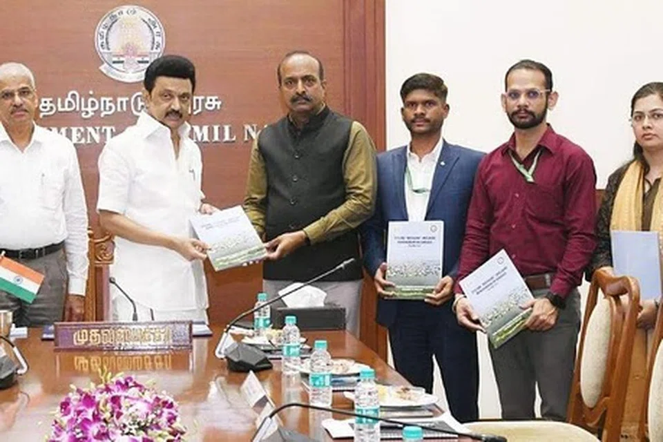 மிச்சாங் புயல் நிரந்தர நிவாரணத் தொகையாக ரூ.12,659 கோடியும் தற்காலிக நிவாரணத் தொகையாக ரூ.7,033 கோடியும் வழங்கிட வேண்டும் என்று மத்தியக் குழுவிடம் கோரிக்கை மனு அளிக்கும் முதல்வர் மு.க.ஸ்டாலின் (நடுவில்). 