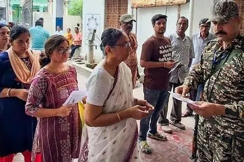 பல இடங்களில் தேர்தல் அலுவலர்களே வாக்​காளர்​களுக்கு வழிகாட்​டு​வதுபோல் வாக்​குப்​ப​திவு அறைக்​குள் நுழைந்து முறை​கேடு​களில் ஈடுபட்டதும் காணொளிப் பதிவு​கள் மூலம் உறுதியானது.
