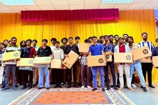ஜோகூரில் 258 இந்தியப் பட்டக்கல்வி மாணவர்களுக்கு மித்ராவின் மடிக்கணினிகள்