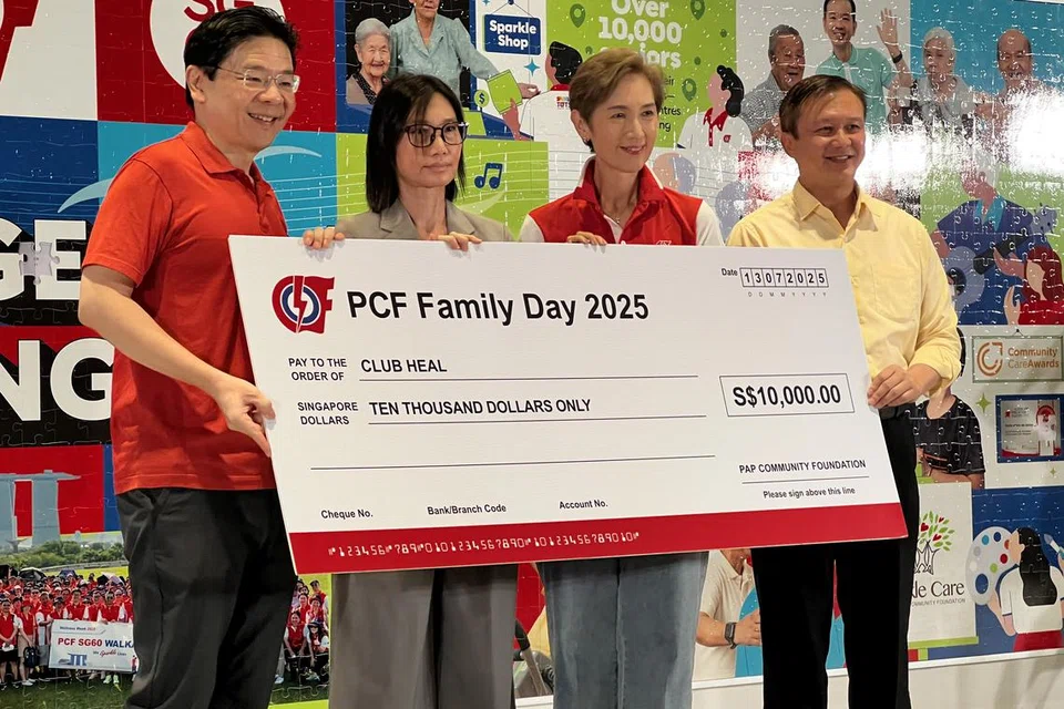 பிசிஎஃப் அமைப்பு, ஆறு அறநிறுவனங்களுக்காக $60,000 ரொக்கத்தைத் திரட்டி வழங்கியது. படத்தில் அவற்றில் ஒன்றான ‘கிளப் ஹீல்’லுக்குப் பிரதமர் லாரன்ஸ் வோங், தகவல், மின்னிலக்க மேம்பாட்டு அமைச்சர் ஜோசஃபின் டியோ, நாடாளுமன்ற உறுப்பினர் லீ ஹோங் சுவாங் ஆகியோர் காசோலை வழங்குகின்றனர்.