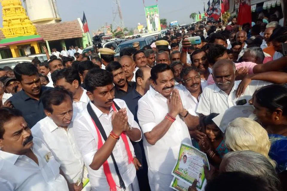 பிரசாரத்தின்போது துண்டுப்பிரசுரங்களை விநியோகித்தார் எடப்பாடி பழனிசாமி.