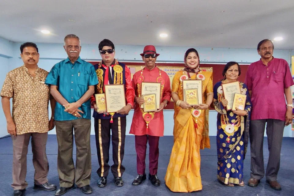 (இடமிருந்து) ஜோகூர் தமிழ் இலக்கியக் கழகத் துணைத் தலைவர் சு. ரவி, சிங்கப்பூர்த் தமிழ் எழுத்தாளர் கழகத் தலைவர் நா.ஆண்டியப்பன், விருதாளர்கள் திரு சு.மி. ஜெயராஜ், திரு முத்தழகு மெய்யப்பன், திருவாட்டி மஹ்ஜபீன், திருவாட்டி விமலா ரெட்டி, ஜோகூர் தமிழ் இலக்கியக் கழகத் தலைவர் முனைவர் தமிழ்மணி சி.வடிவேலு.