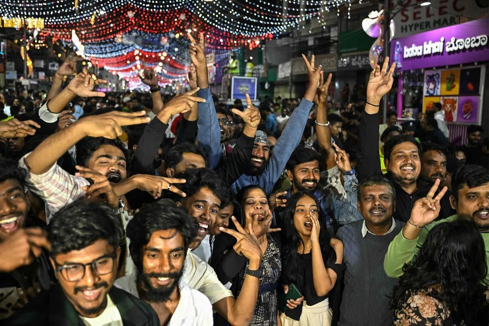 இந்தியாவின் பெங்களூரு நகரில் 2025ஆம் ஆண்டுக்கு விடைகொடுத்து புத்தாண்டைக் கொண்டாட்டத்துடன் வரவேற்ற மக்கள்.