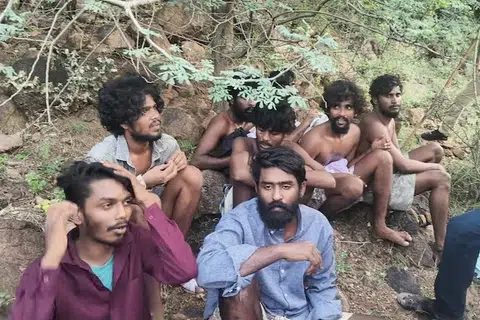 சரியான இலக்கை நோக்கிச் சென்ற அதிரடிப் படையினர், செவ்வாய்க்கிழமை இரவுக்குள் 13 கைதிகளைத் துரத்திப் பிடித்தனர். 