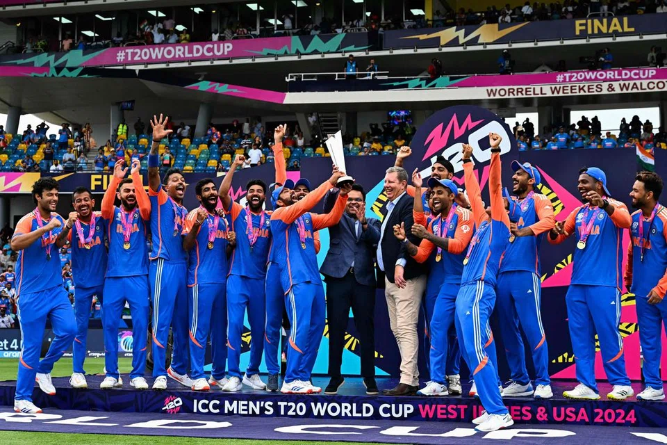 டி20 உலகக் கிண்ணம் கைசேர்ந்த உற்சாகத்தில் ஆர்ப்பரிக்கும் இந்திய கிரிக்கெட் அணியினர்.