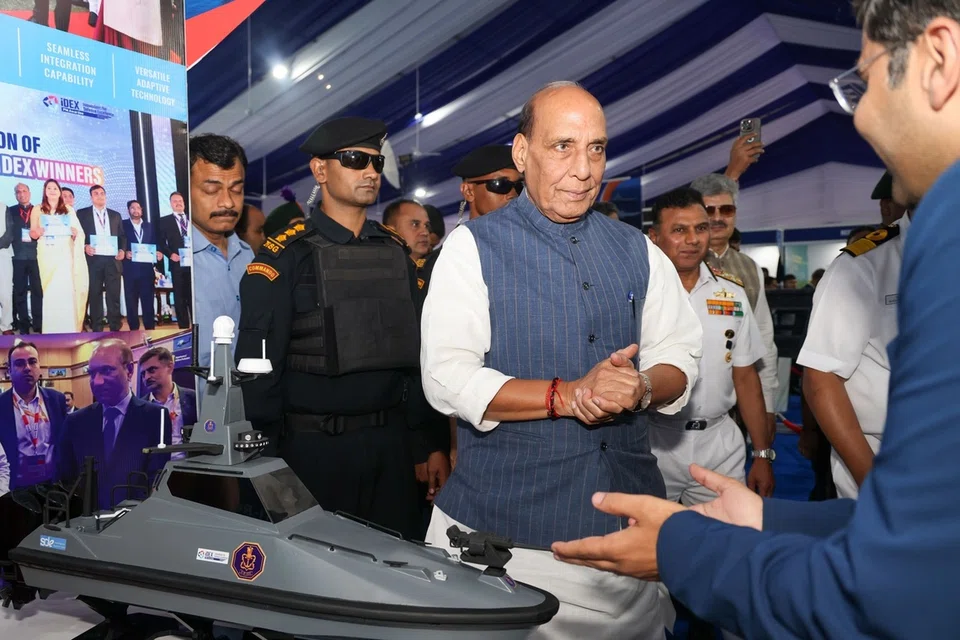 எதிர்வரும் 2047க்குள் வளர்ச்சியடைந்த இந்தியாவை உருவாக்குவதற்குத் தற்காப்புத் துறையின் இந்தத் தொழில்நுட்ப உயர்வு மிக முக்கியப் பங்கு வகிக்கும் என்று திரு ராஜ்நாத் சிங் கூறினார்.