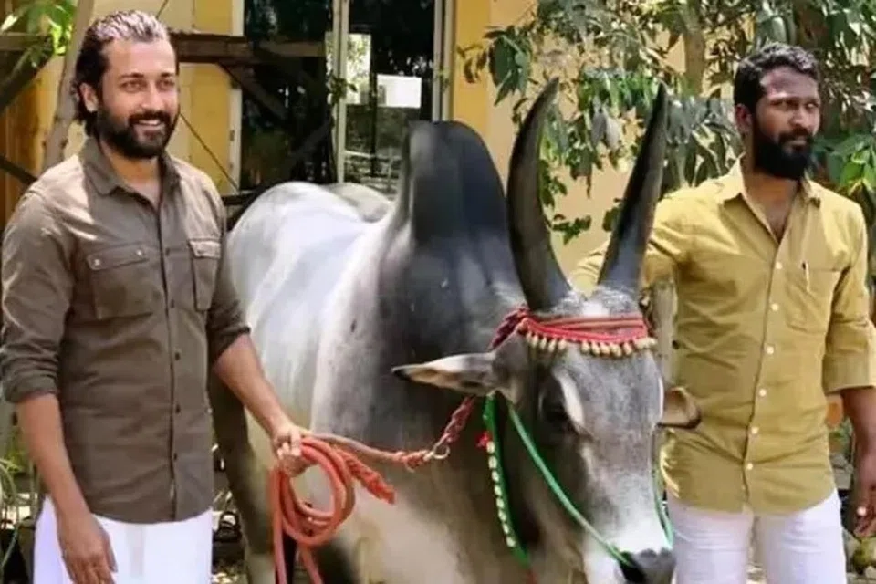 ‘வாடிவாசல்’ படப் பூசையின்போது சூர்யா, இயக்குநர் வெற்றிமாறன்.