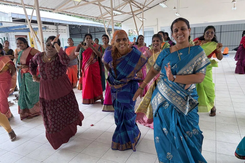 ‘நிஜத்தின் நிழல்’ பங்கேற்பாளர்கள் நடனமாடினர்.