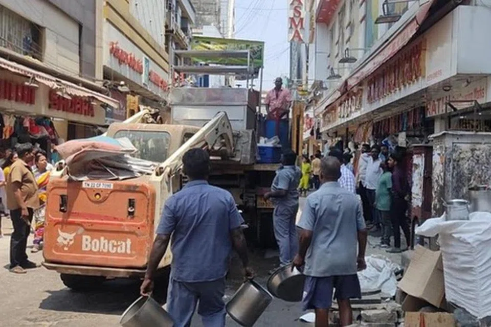 மாநகராட்சி நிர்வாகத்துக்கு வந்த புகார் அடிப்படையில் வியாழக்கிழமை மாநகராட்சி சார்பில் ஆக்கிரமிப்புகளை அகற்றும் பணிகள் நடைபெற்றன.