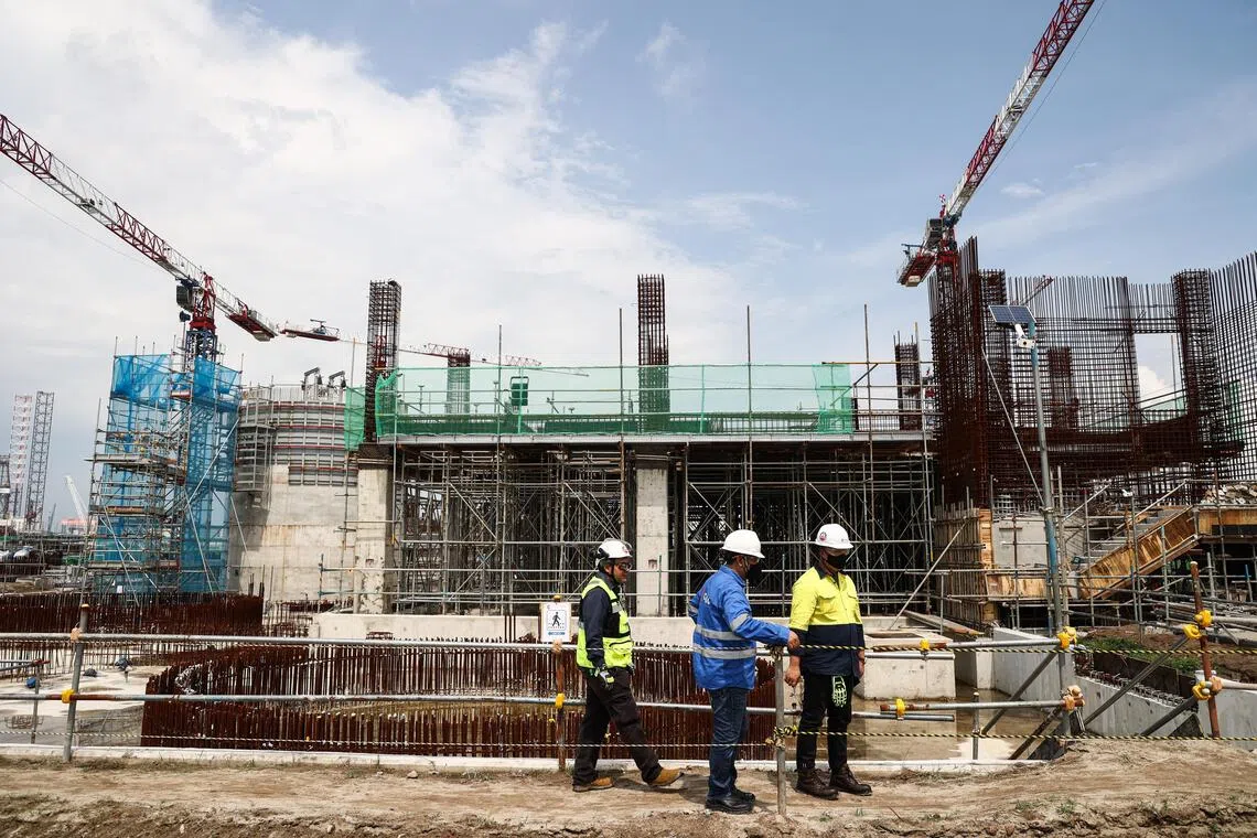 ஆடவர் அகற்றிய எஃகுக் கம்பி விழுந்து சக ஊழியரின் உயிரைப் பறித்தது: மரண விசாரணை அதிகாரி