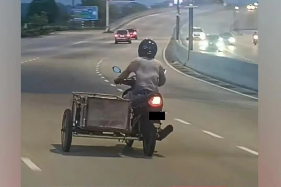 ஜோகூர் சாலைகளில் பக்கவாட்டுப் பெட்டி (Sidecar) இணைக்கப்பட்ட மோட்டார்சைக்கிளை ஒருவர் ஓட்டிச் செல்லும் காணொளி சமூக ஊடகங்களில் பரவியதை அடுத்து தேடுதல் நடவடிக்கையை காவல்துறை மேற்கொண்டுள்ளது. 