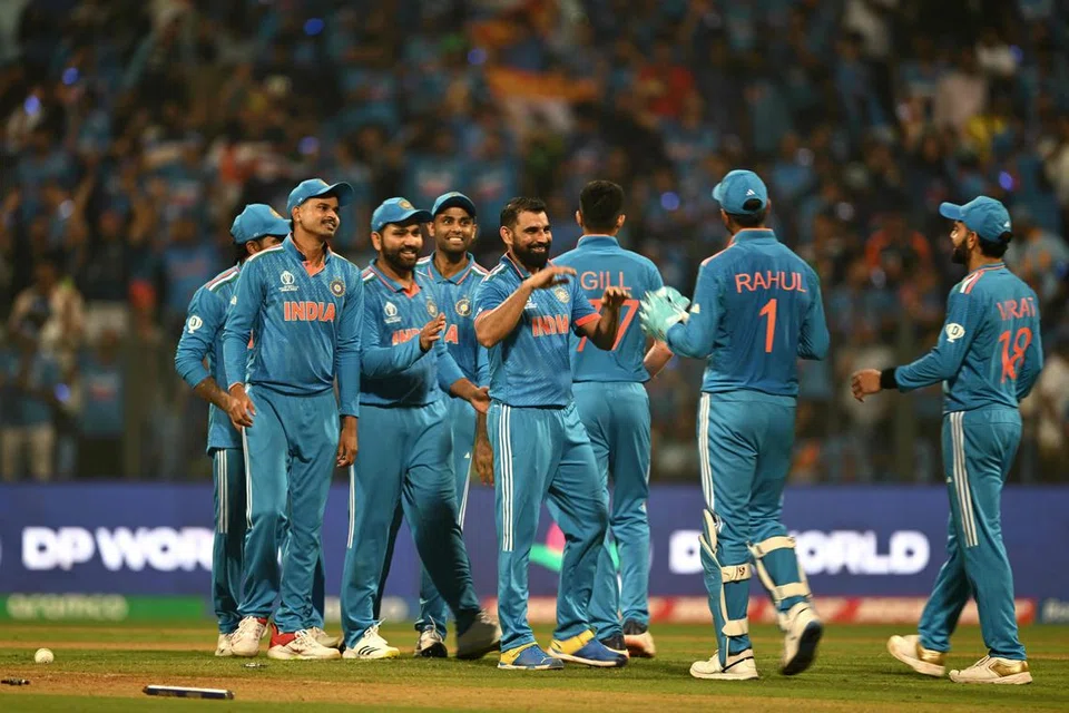 இந்தியாவின் வேகத்தைத் தாக்குப்பிடிக்க முடியாமல் இலங்கை 55 ஓட்டங்களில் சுருண்டது. ஐந்து விக்கெட்டுகளை வீழ்த்திய முகம்மது ‌ஷமியை வாழ்த்தும் இந்திய வீரர்கள். 
