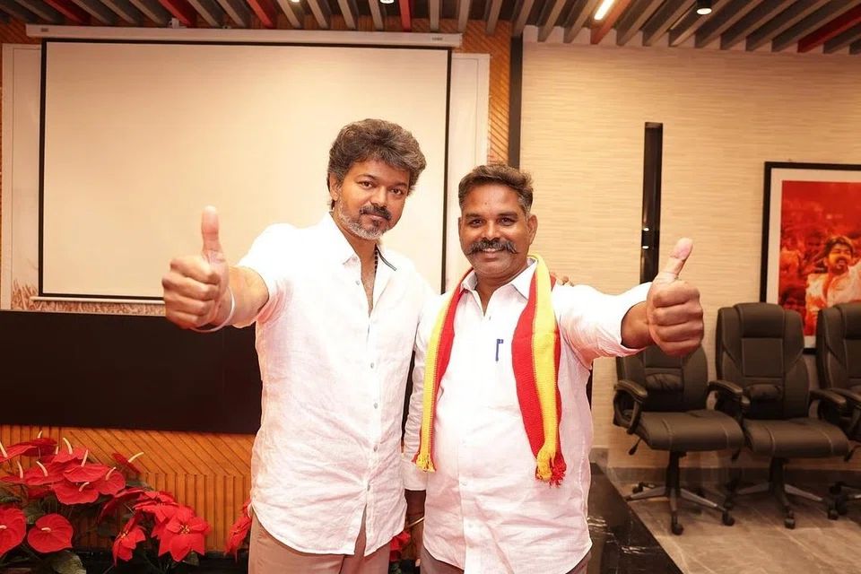 சுயேச்சை வேட்பாளர் கூ. பிரேம்குமாருடன் தவெக தலைவர் விஜய். 