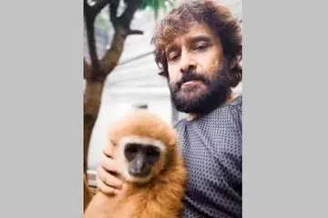 அரிய வகைக் குரங்குடன் விக்ரம்.