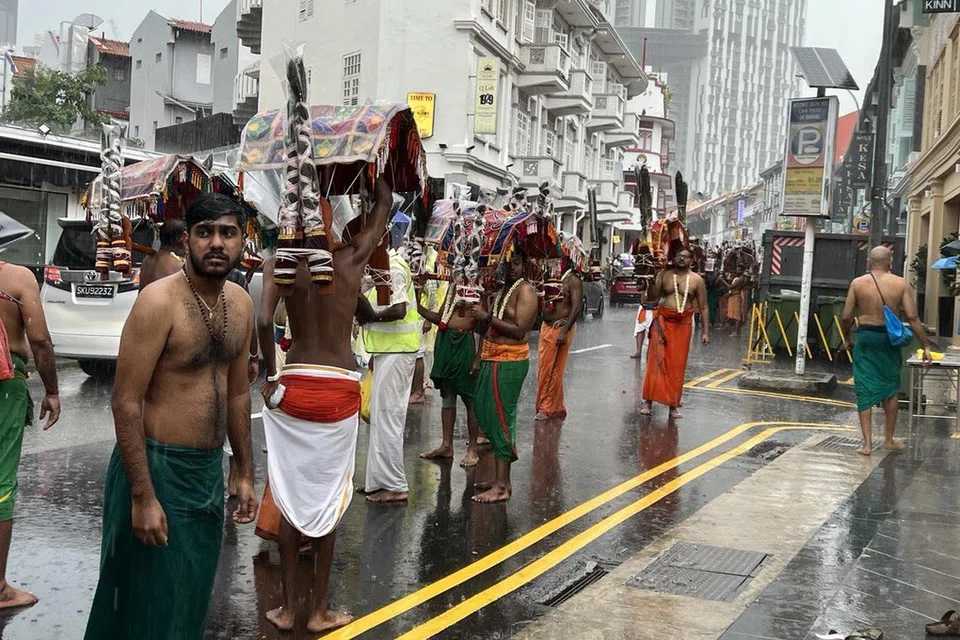 வெள்ளி ரத ஊர்வலத்தில் காவடிகள்.
