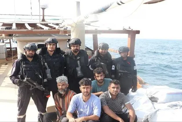 ஈரானியப் படகிலிருந்து ரூ.5 கோடி மதிப்பிலான சிகரெட் பறிமுதல்