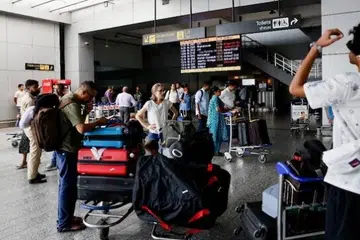 டெல்லி இந்திரா காந்தி அனைத்துலக விமான நிலையம் முனையம்-2ல் காத்திருந்த பயணிகள்.