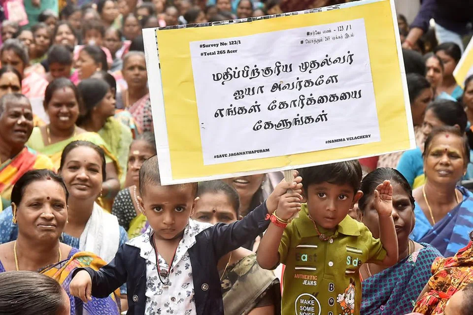 சாலை மறியல் போராட்டத்தில் பெண்களும் குழந்தைகளும் பங்கேற்றனர்.