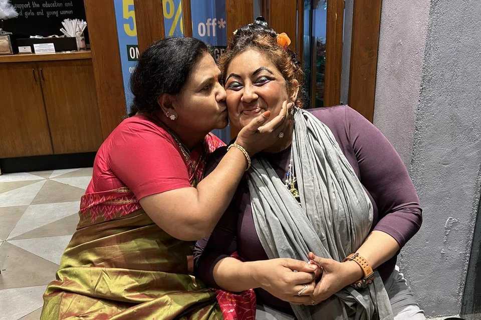 கனகாவுடன் (வலது) குட்டி பத்மினி இருக்கும் புகைப்படம் சமூக ஊடகத்தில் பரவி வருகிறது. 